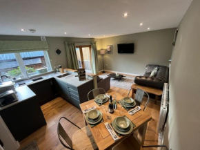 The Poplars - Cosy Modern Flat with Great Networking